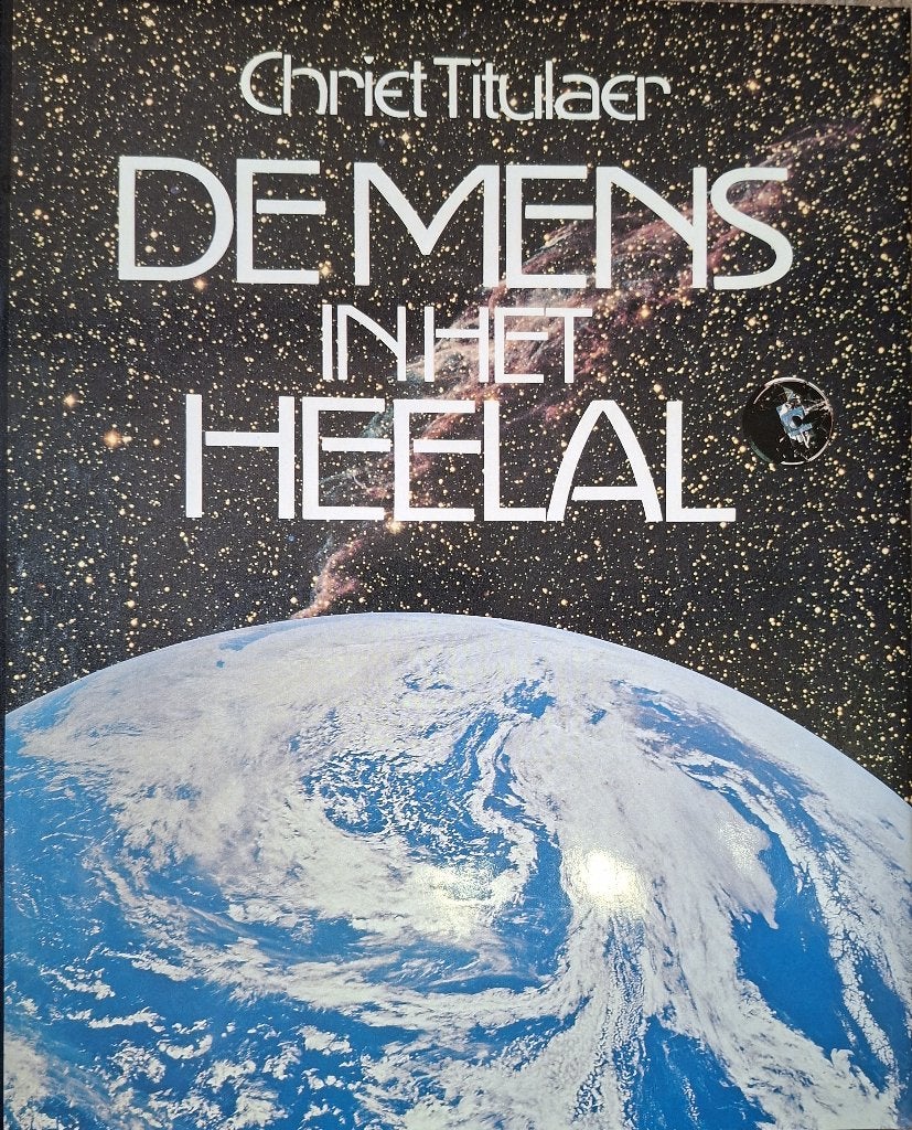 Boek De mens in het heelal - Chriet Titulaer, Chriet Titulaer, Ophalen of Verzenden, Zo goed als nieuw, Natuurwetenschap