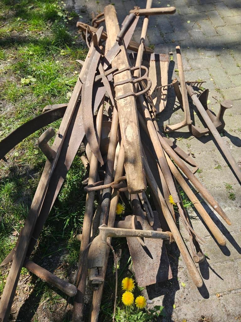 Diverse antieke landbouwwerktuigen, Ophalen
