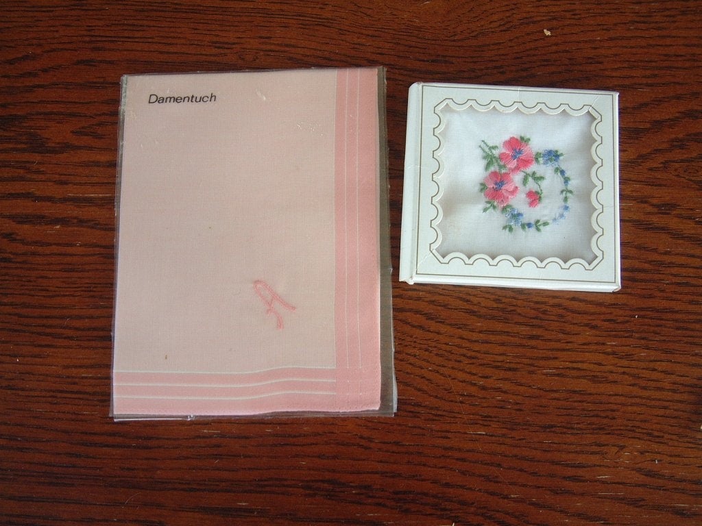 2 vintage zakdoekjes 1 Letter A 1 met bloem, Ophalen of Verzenden, Zo goed als nieuw