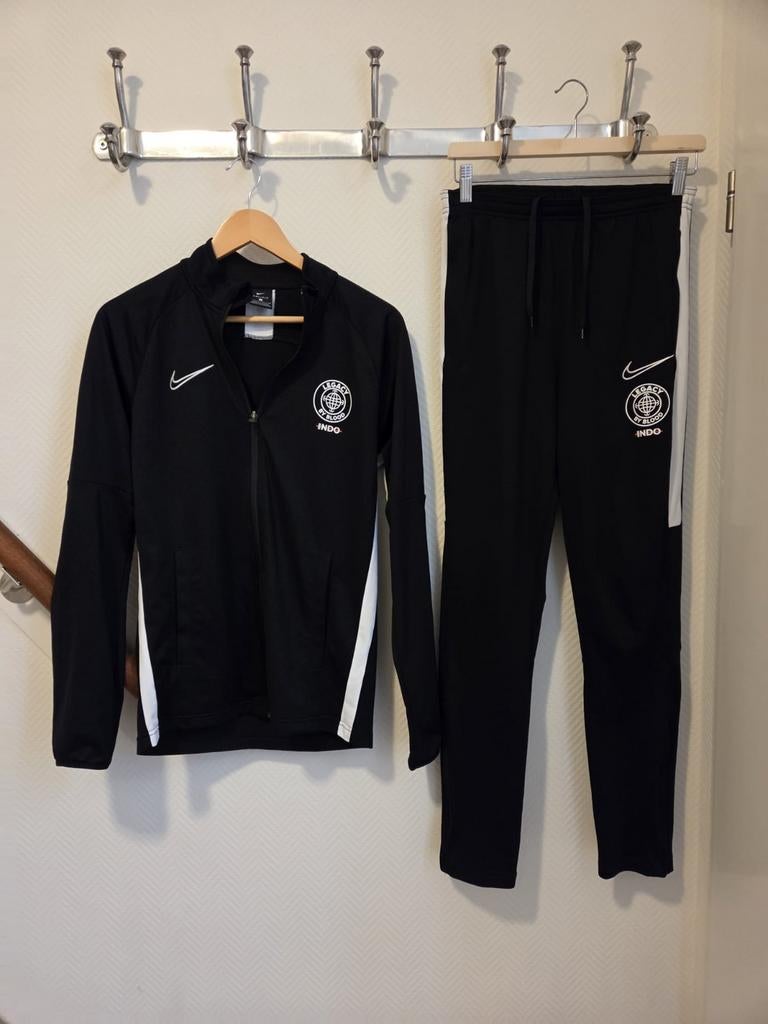 Nike Legacy by Blood Indo Trainingspak Zwart, Kleding | Heren, Zwart, Nike, Ophalen of Verzenden, Zo goed als nieuw