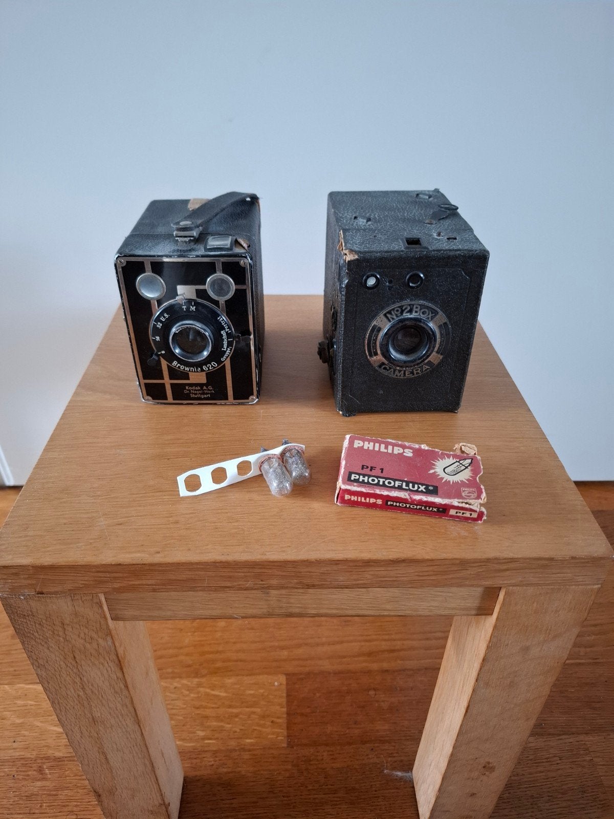 2 oude  box fotocamera's + 2 flitslampjes, Ophalen of Verzenden