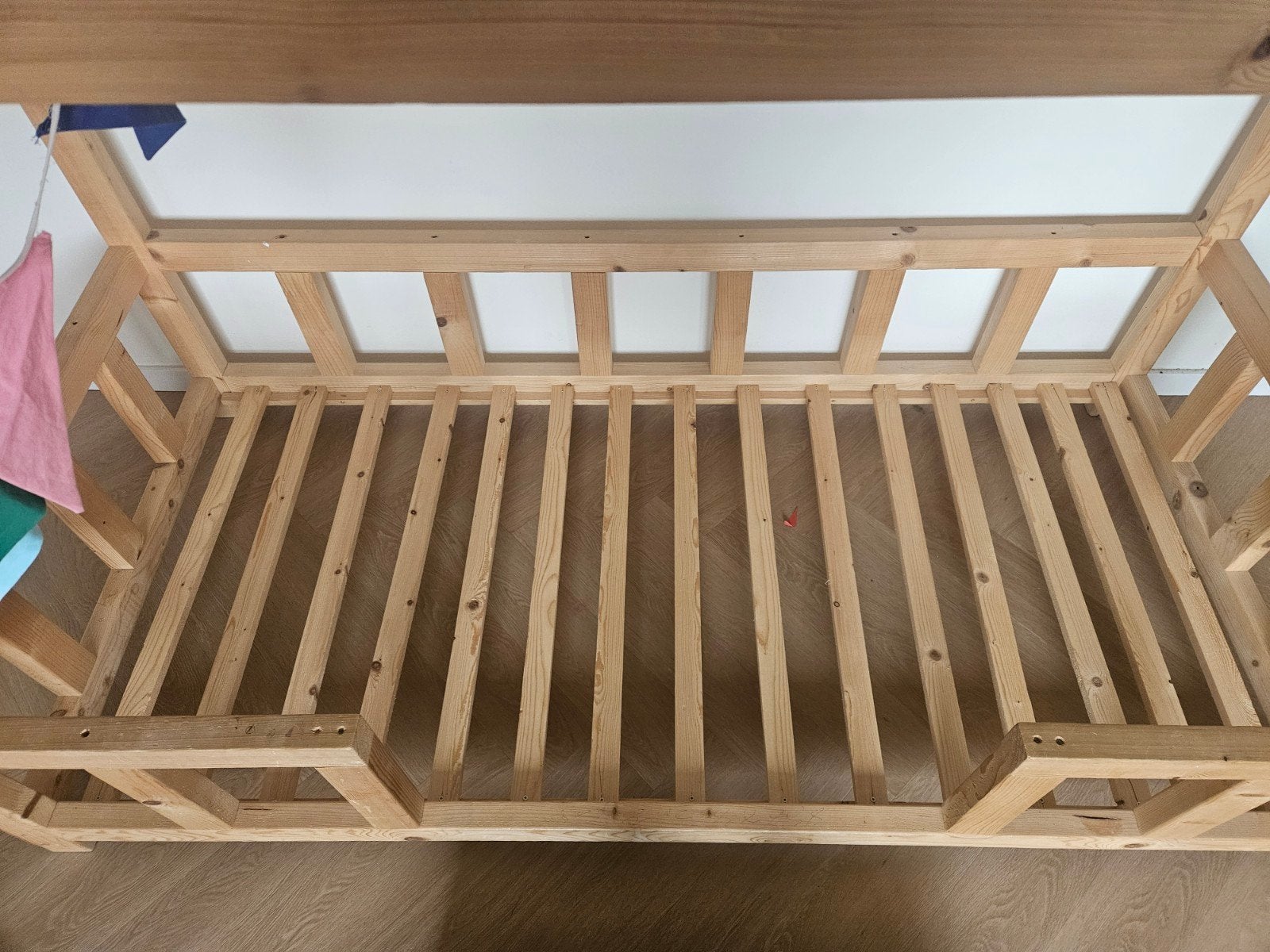 Houten kinderbed huisje met lattenbodem, Ophalen, Gebruikt, 70 tot 85 cm, Lattenbodem