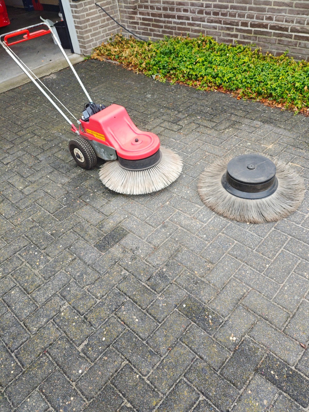 Elektrische veegmachine met extra borstel, Tuin en Terras, Veegmachines, Ophalen, Gebruikt, Onbekend