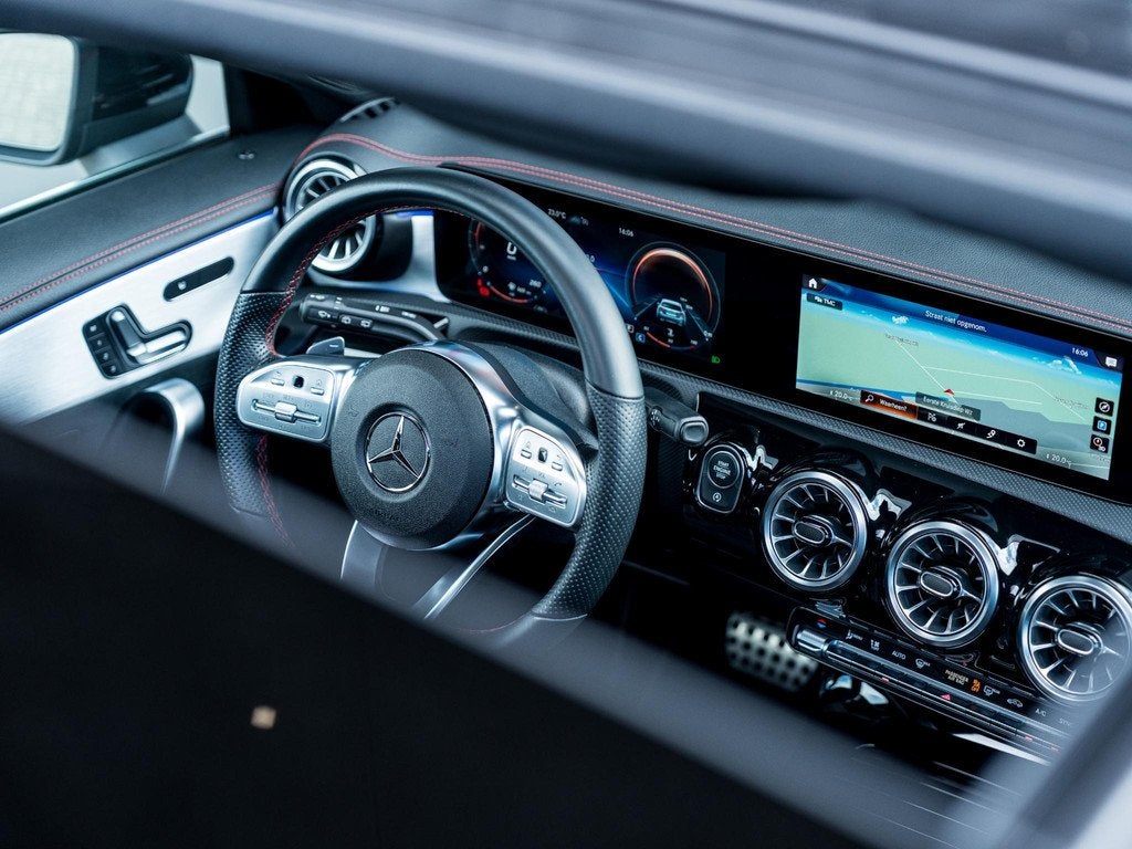 Mercedes-Benz CLA-klasse Shooting Brake 200 AMG | Burmester, Auto's, Mercedes-Benz, 730 kg, Gebruikt, 4 cilinders, Leder en Stof