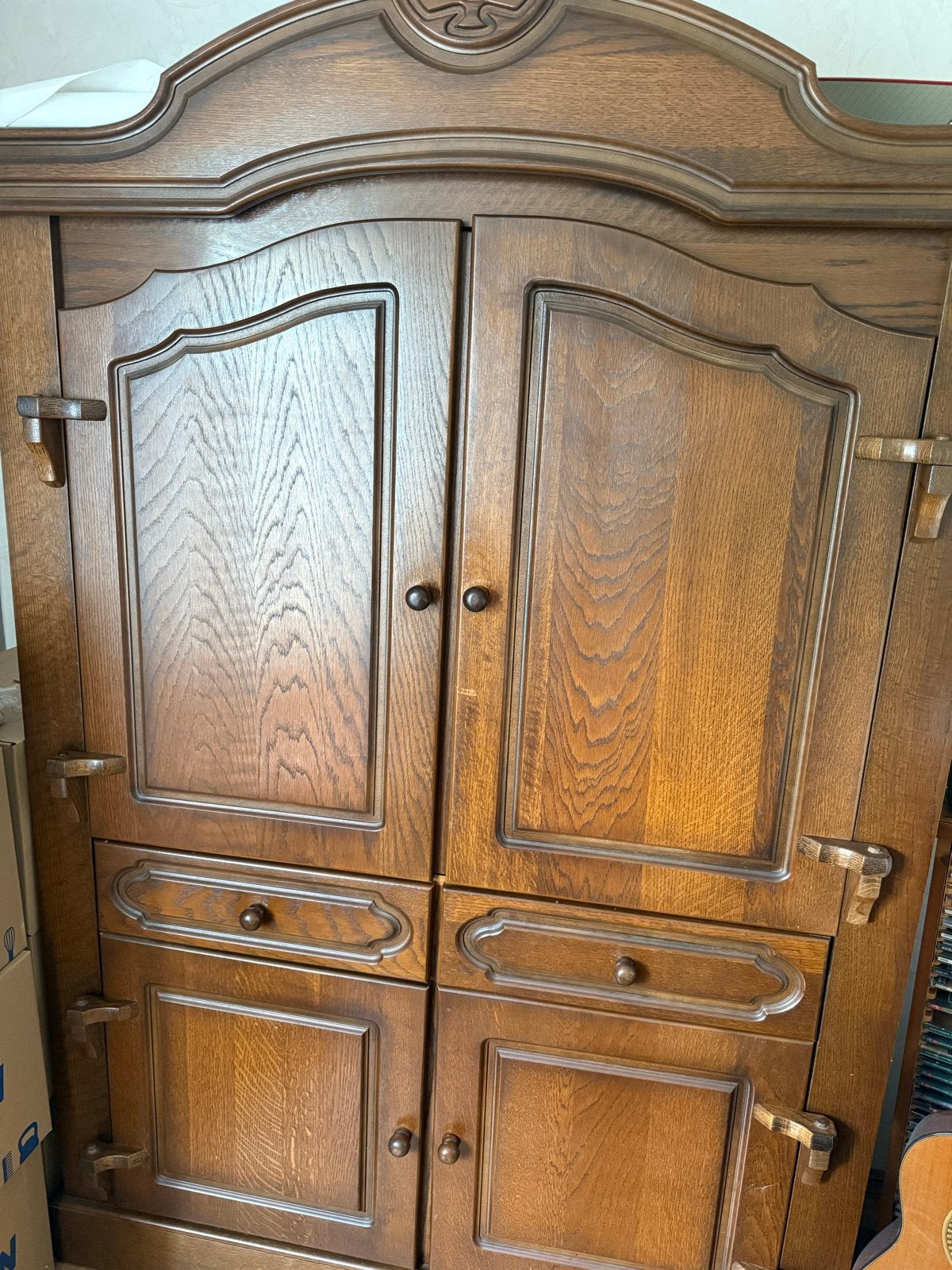 Prachtige eiken kast met sierlijke details, Ophalen