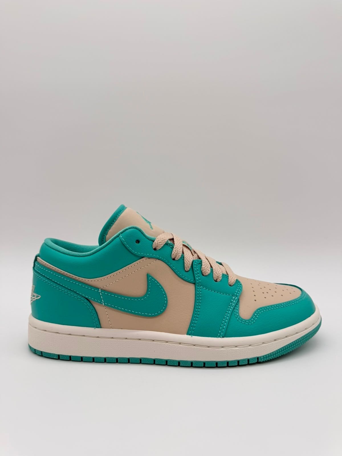 Jordan 1 Low Tropical Teal (W) - Maat 38,5 - DS, Overige kleuren, ., Nieuw, Ophalen of Verzenden