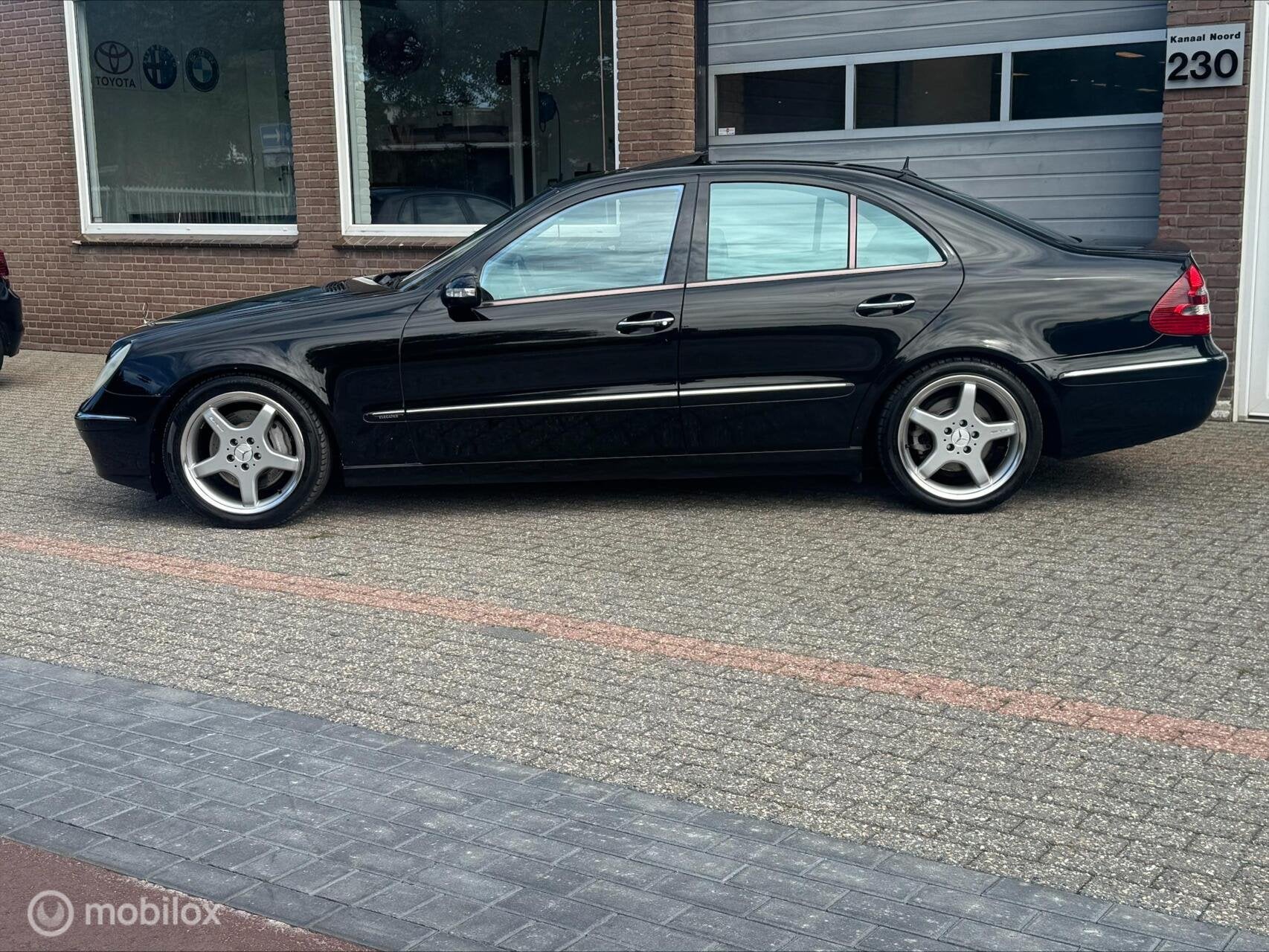 Mercedes E-klasse 500 Avantgarde AUT LEDER/SCH.DAK/ECC-AIRCO, Auto's, Automaat, Achterwielaandrijving, Gebruikt, Zwart