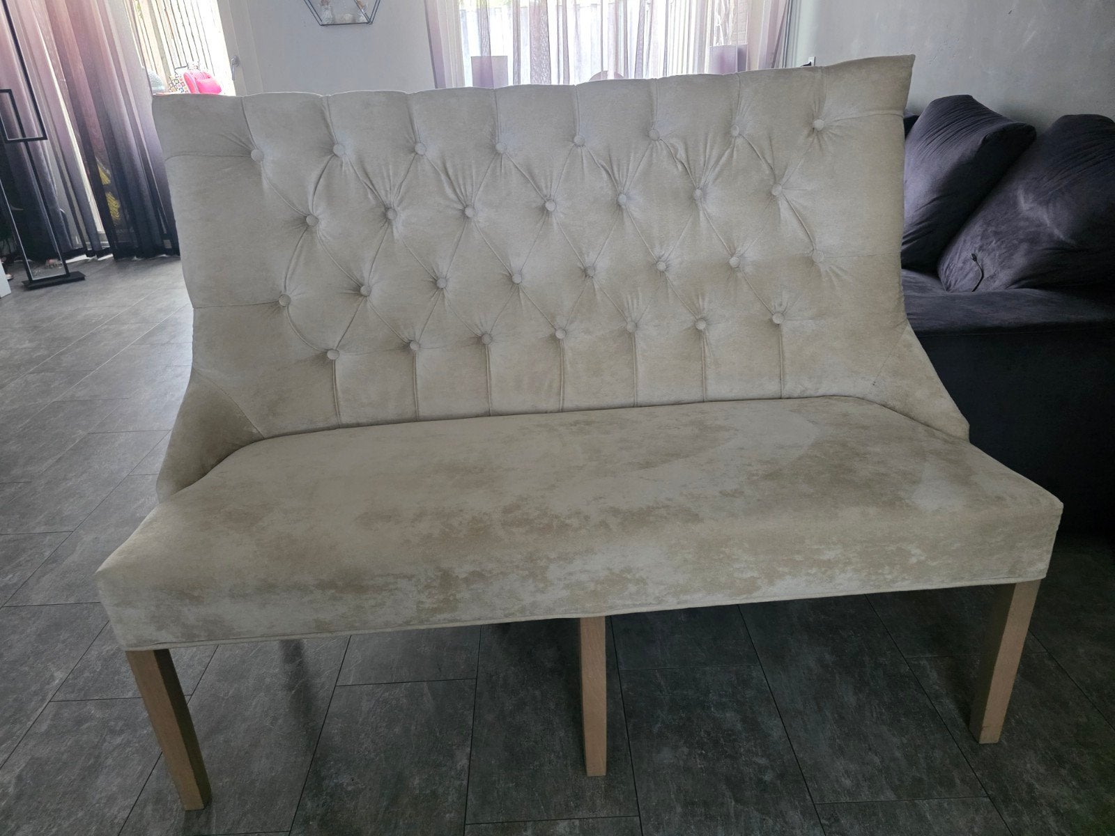 Nieuwe beige bank met gecapitonneerde rugleuning, Ophalen, 150 tot 200 cm, 75 tot 100 cm, Rechte bank