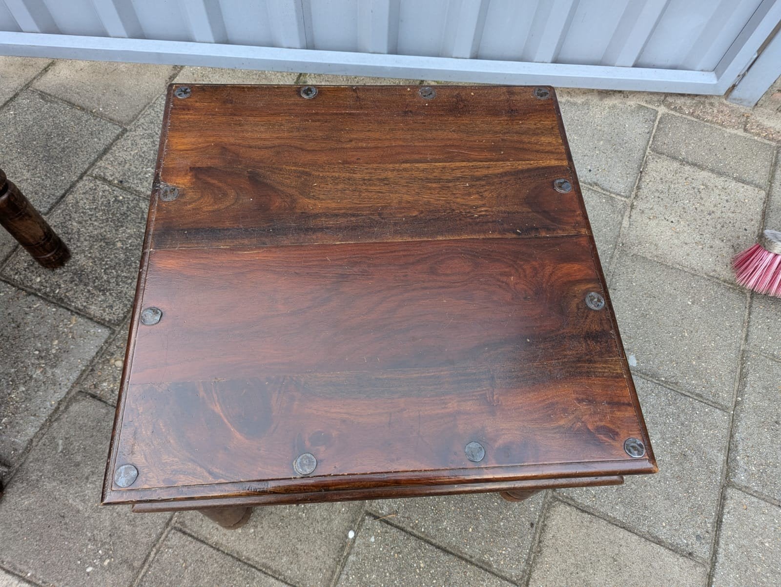 Massief houten bijzettafel met metalen details, Minder dan 45 cm, Minder dan 55 cm, Gebruikt, Rustiek, Koloniaal