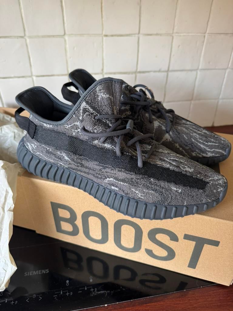 Yeezy 350 V2 maat 47 Dark Salt, Zwart, Nieuw, Ophalen of Verzenden, Sneakers of Gympen