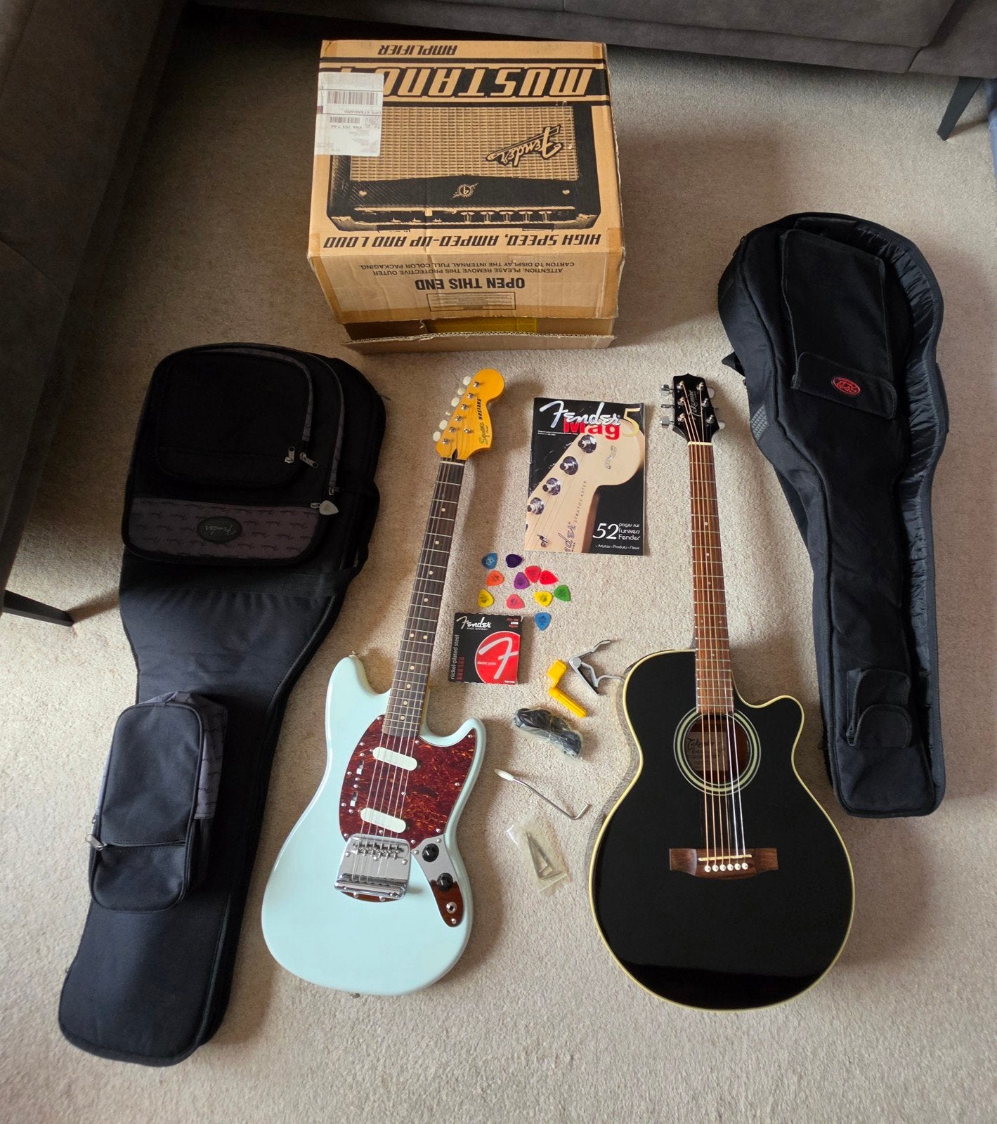 Gitaarset: Fender Squier Mustang Takamine, versterker & acc., Muziek en Instrumenten, Ophalen, Zo goed als nieuw, Western- of Steelstringgitaar