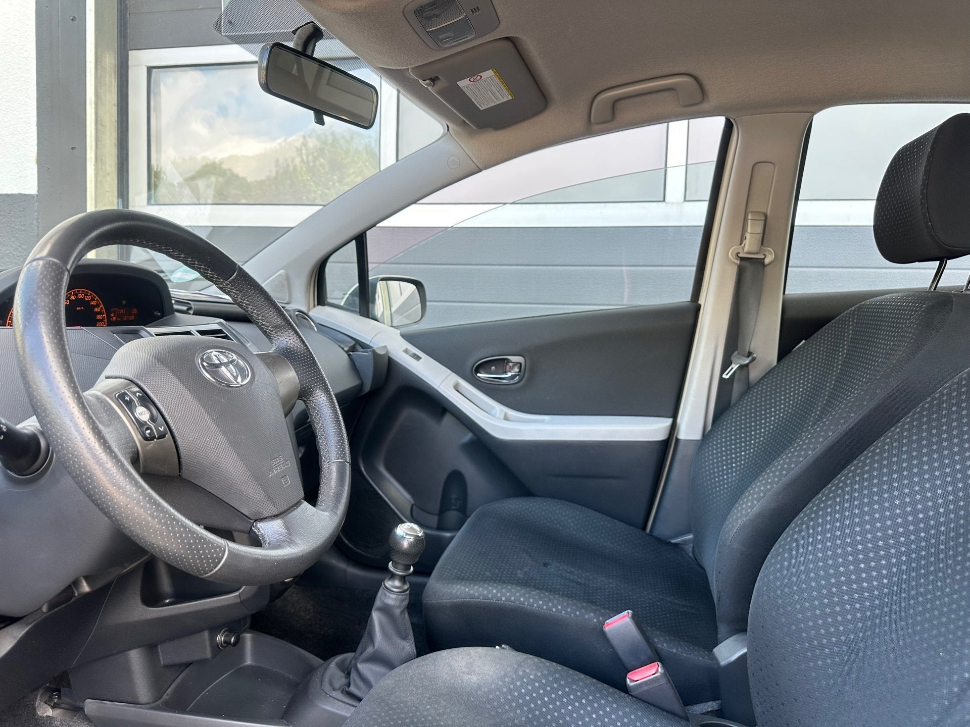 Toyota Yaris 1.3 VVTi Aspiration | AIRCO |luxe uitv. | NL AU, Voorwielaandrijving, 4 cilinders, Beige, Bedrijf