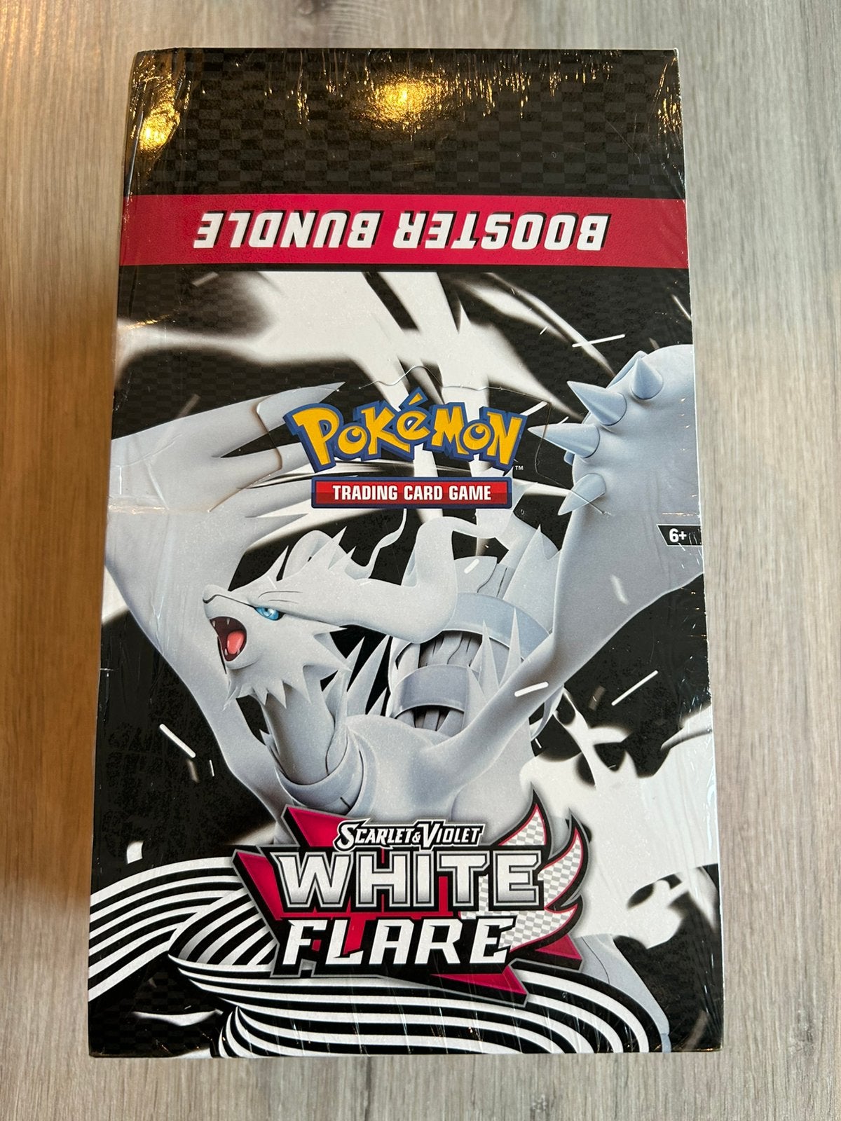 SEALED - SV White Flare Booster Bundle Display, dent corner, Ophalen of Verzenden, Nieuw, Booster