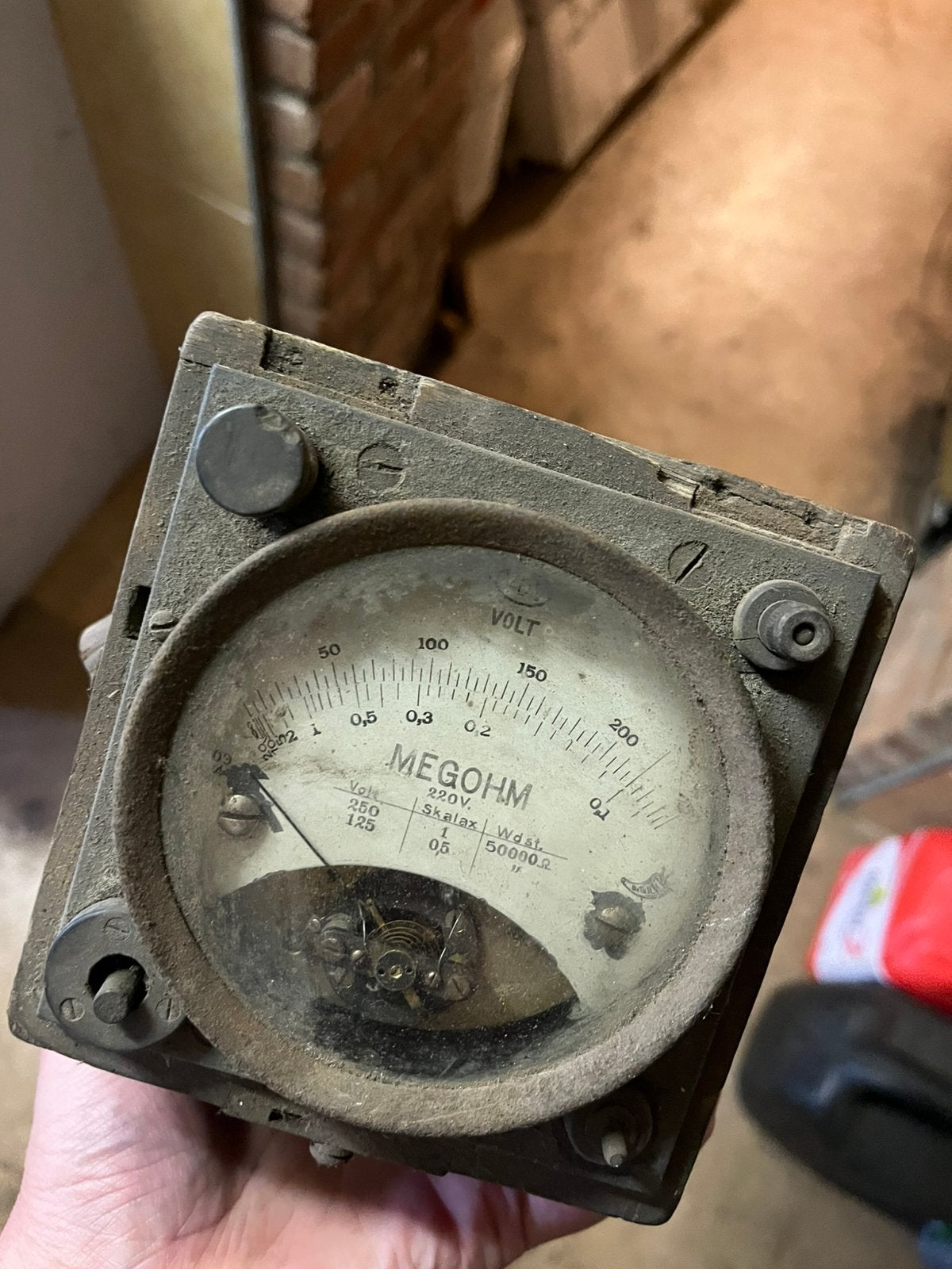 Prehistorische ohm meter, Ophalen