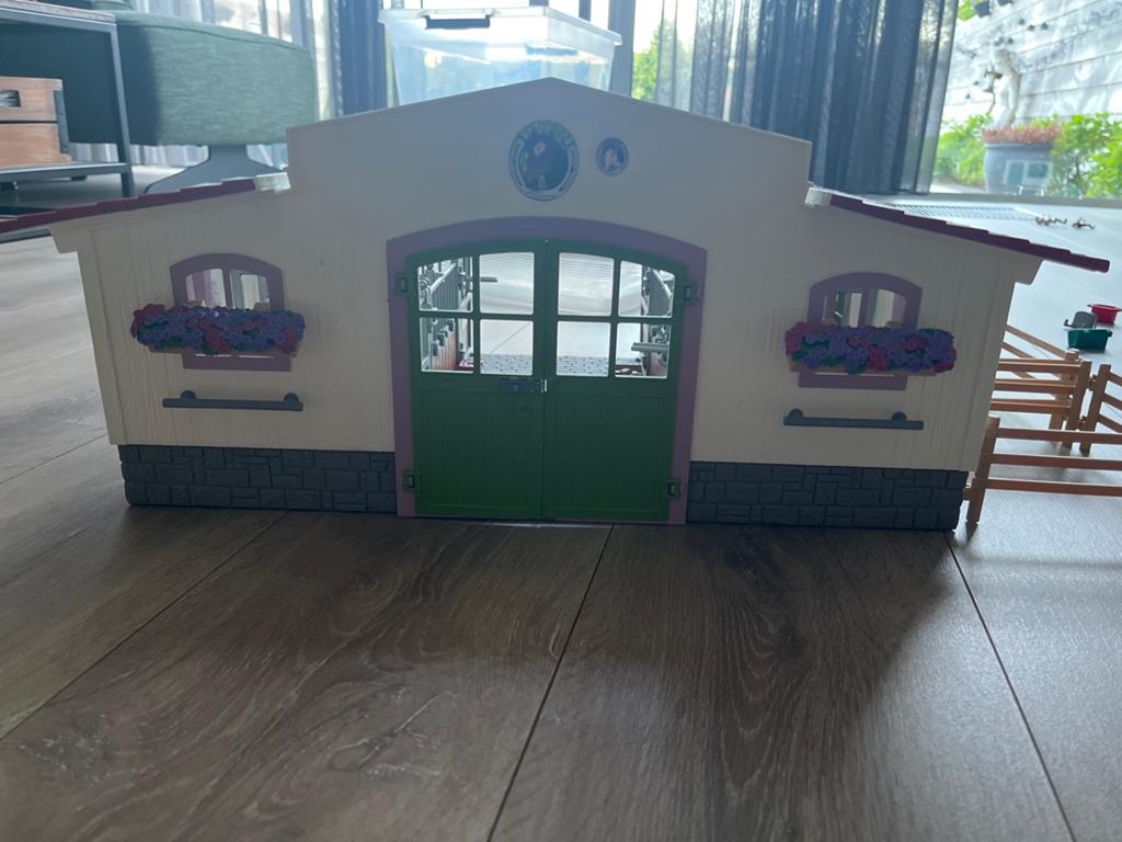 Mooie stal met 2 paddocks en 4 stallen inclusief accessoires, Ophalen, Gebruikt, Jongen of Meisje