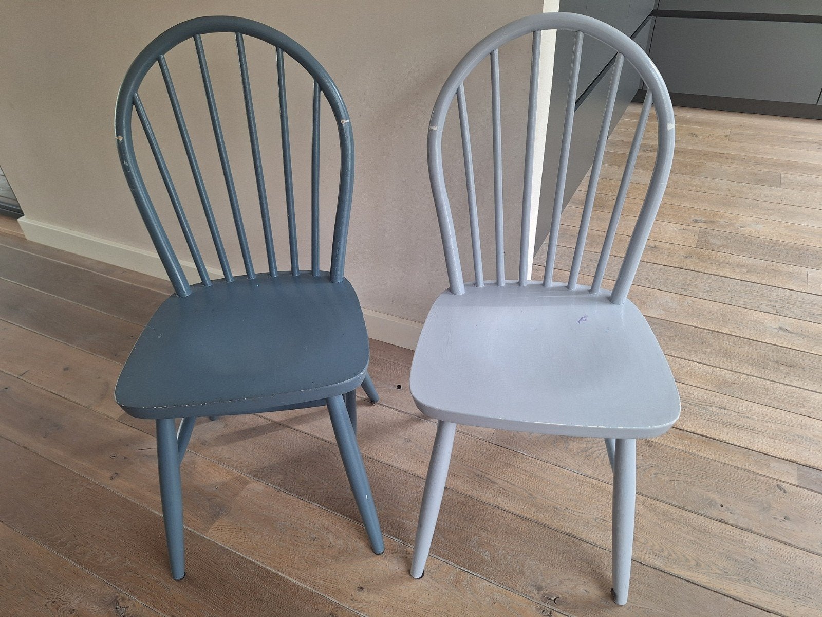 Set van 2 houten spijlenstoelen, Gebruikt, Twee, Overige kleuren, Ophalen of Verzenden