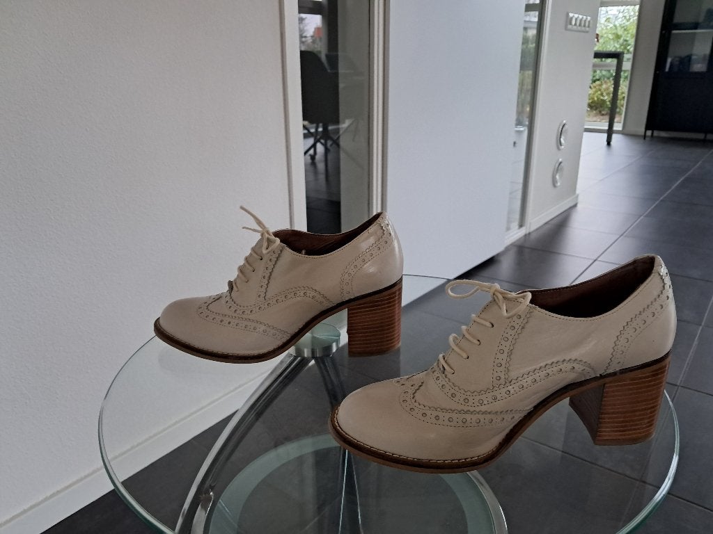 Schoen met hak, Kleding | Dames, Schoenen, Beige, Cafe Moda, Ophalen of Verzenden, Zo goed als nieuw