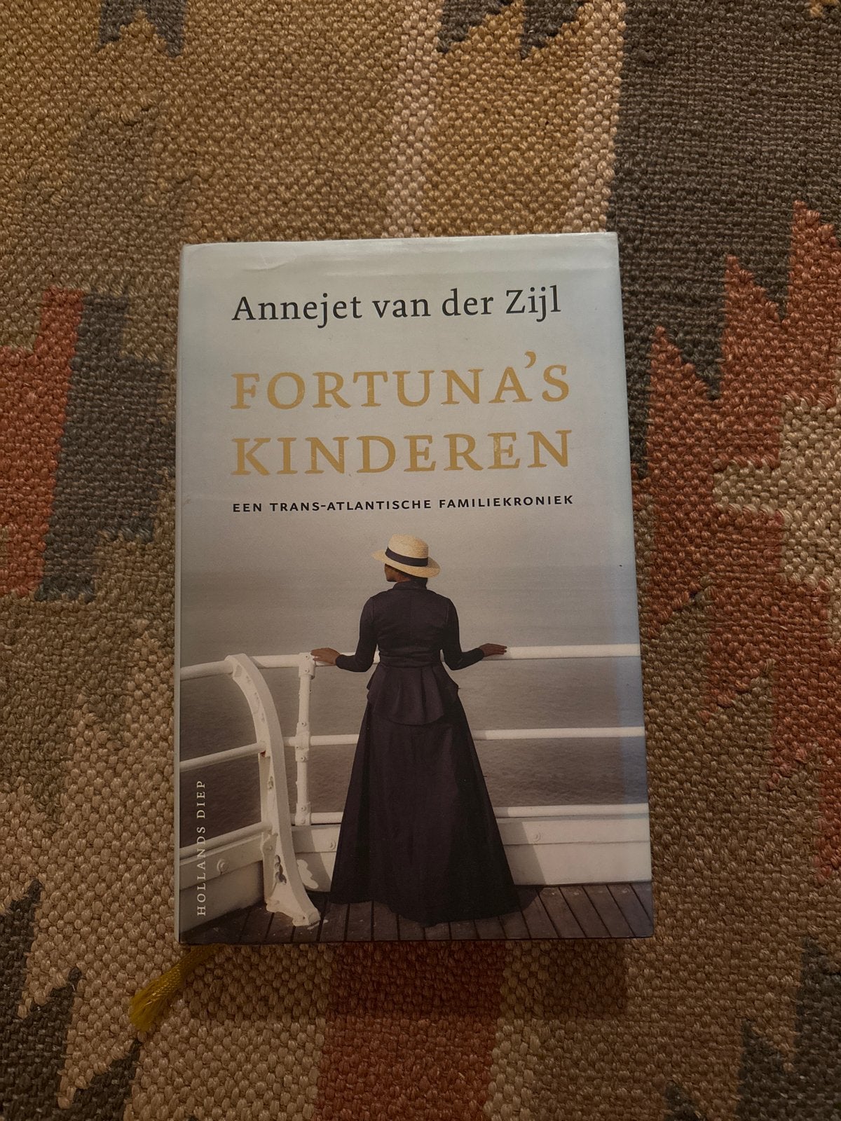 Fortuna's Kinderen - Annejet van der Zijl (Familiekroniek), Boeken, Ophalen of Verzenden, Gelezen, Overige