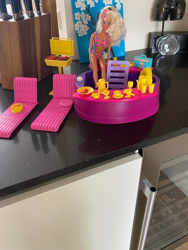 Vintage Barbie met Hot Tub, ligstoelen en BBQ set, Ophalen of Verzenden, Gebruikt, Barbie
