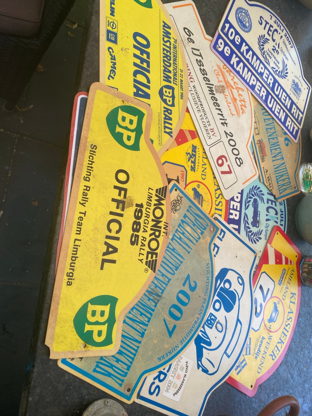 Diverse rally borden als decoratie, Ophalen, Gebruikt, Auto's