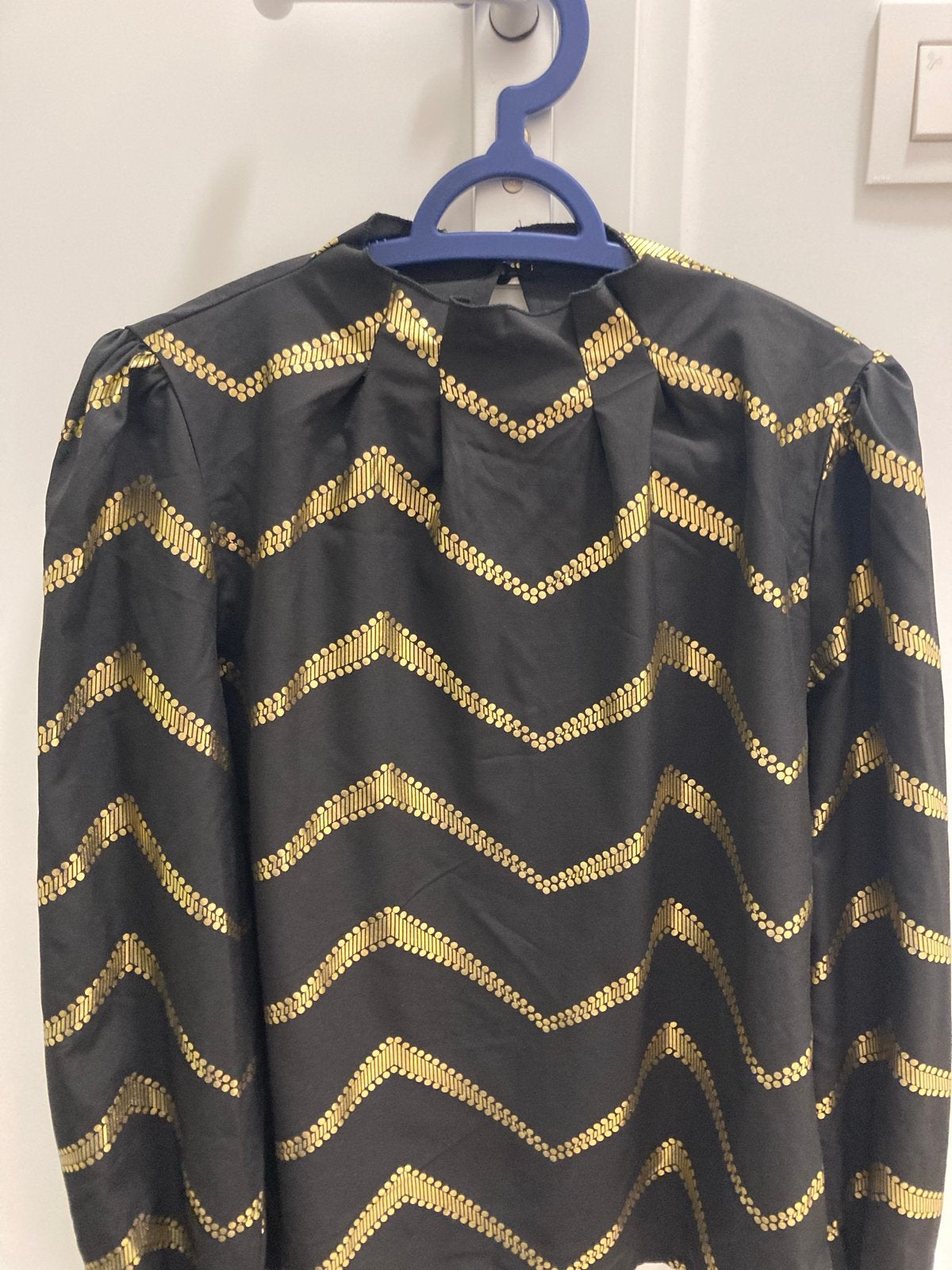Zwarte blouse met gouden zigzagpatroon, Ophalen of Verzenden, Zo goed als nieuw, Maat 38/40 (M), Zwart