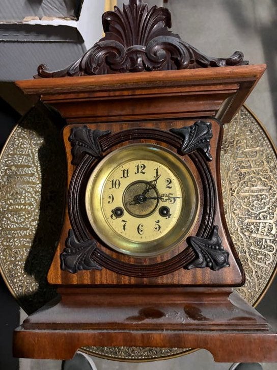 Antieke houten tafelklok met gedetailleerd houtsnijwerk, Ophalen of Verzenden