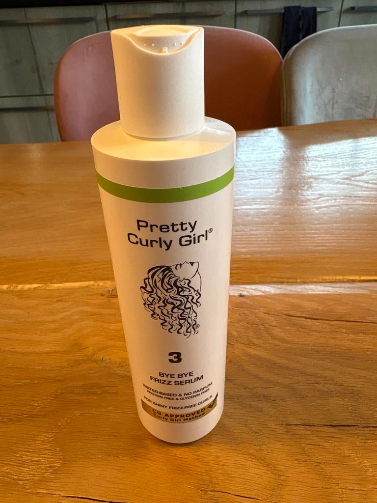 Pretty Curly Girl Bye Bye Frizz Serum - 250ml (98% vol), Ophalen of Verzenden, Zo goed als nieuw, Haarverzorger of -hersteller