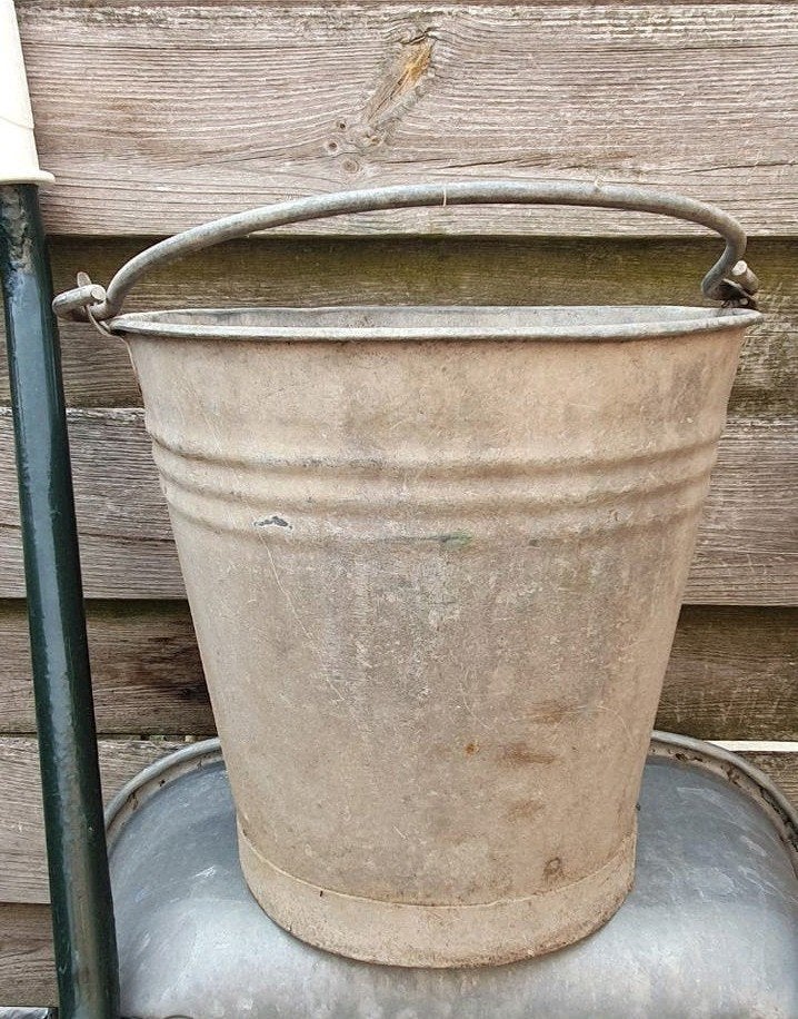 Oude zinken emmer met handgreep, Ophalen, Gebruikt, Zink, Met handgreep