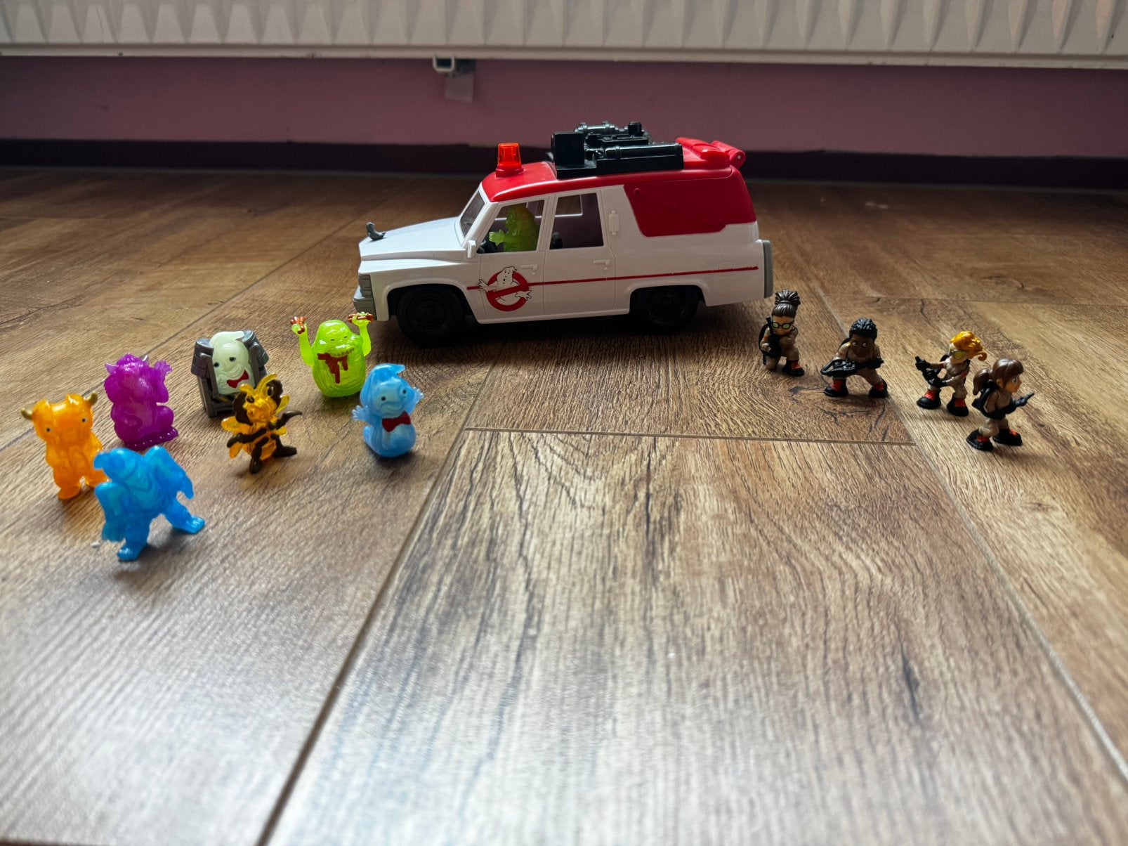 Ghostbusters Ecto-1 SUV + 4 Ghostbusters + 7 Geesten, Ophalen of Verzenden, Zo goed als nieuw