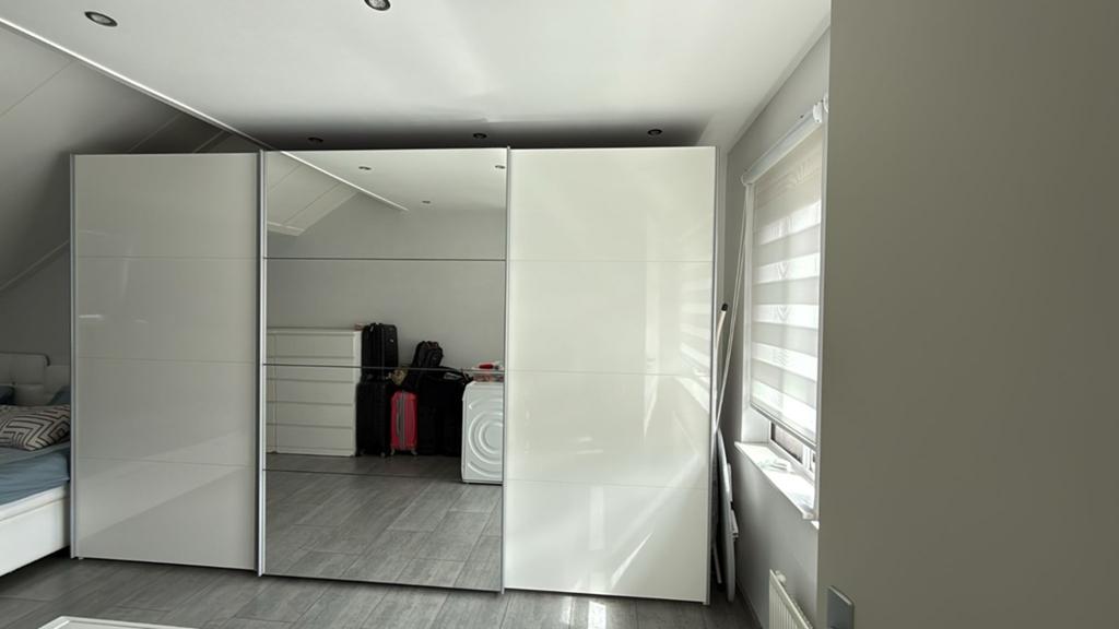 Grote kledingkast met schuifdeuren en spiegel, Huis en Inrichting, Gebruikt, 200 cm of meer, Met plank(en), Ophalen of Verzenden