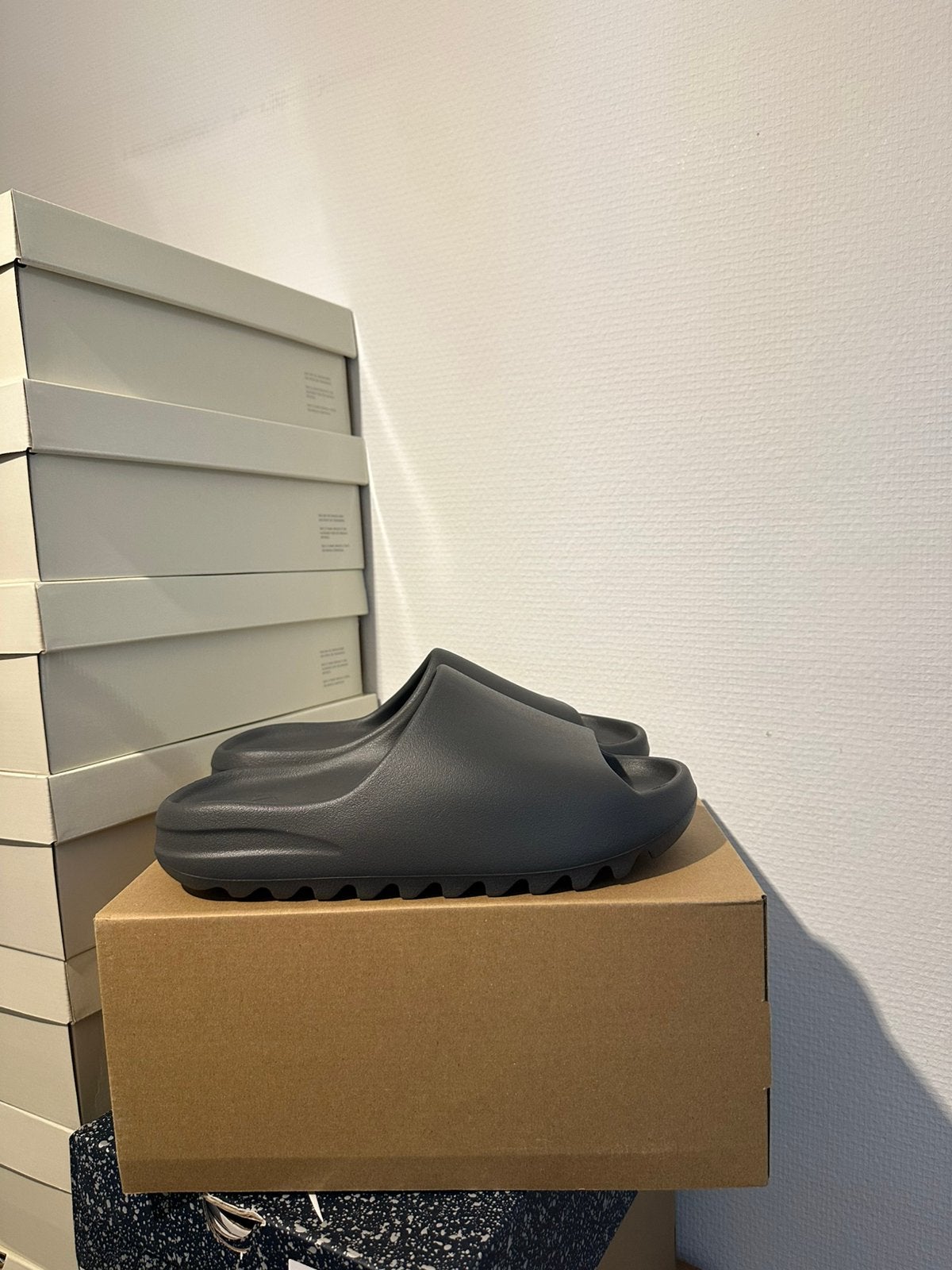 Yeezy Slide "Granit" 46, Slippers, Overige kleuren, Nieuw, Ophalen of Verzenden