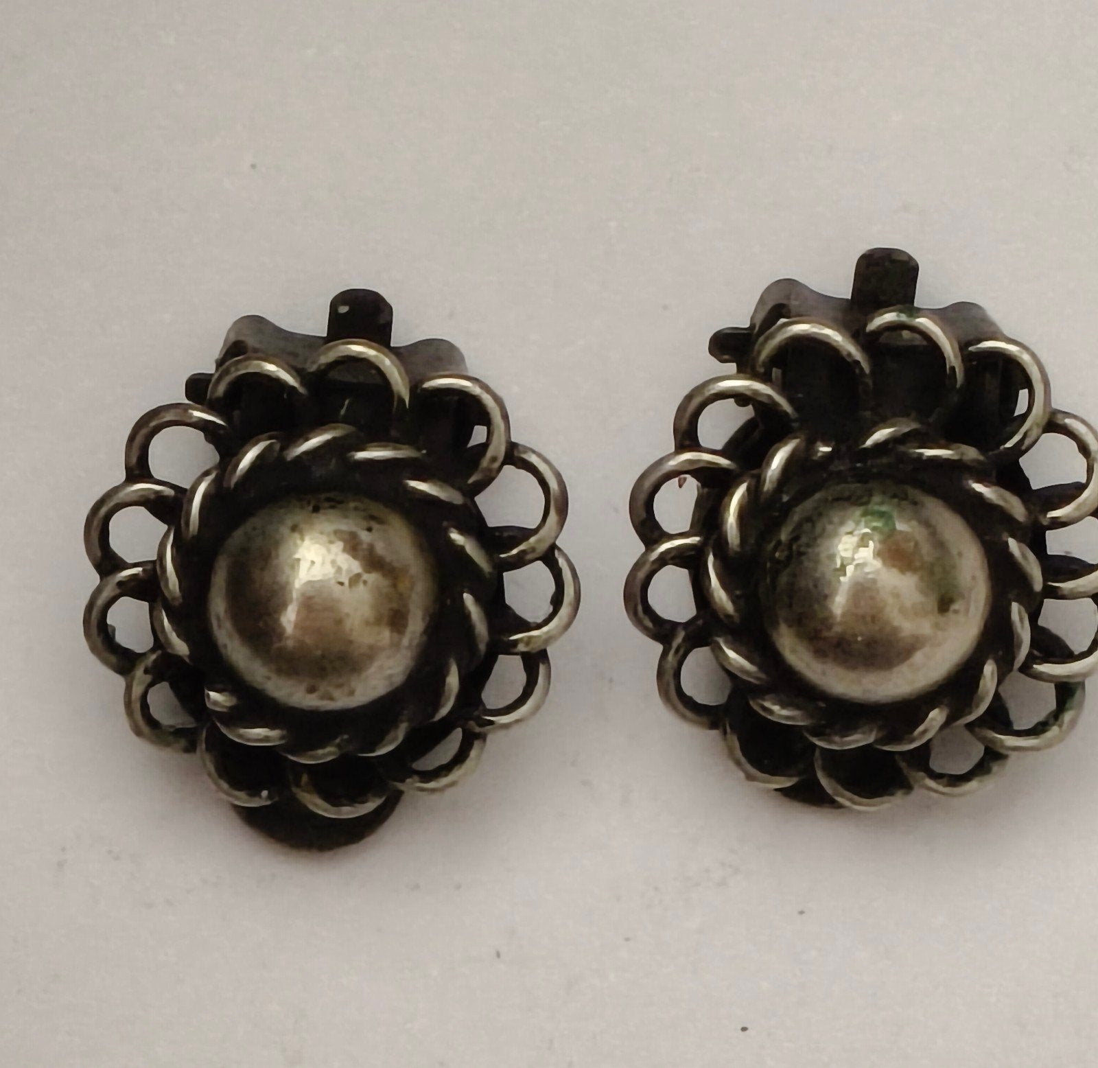 Jaren 50 Vintage Zilverkleurige Oorbellen met Bloemmotief, Verzenden, Zo goed als nieuw, Zilver, Overige materialen