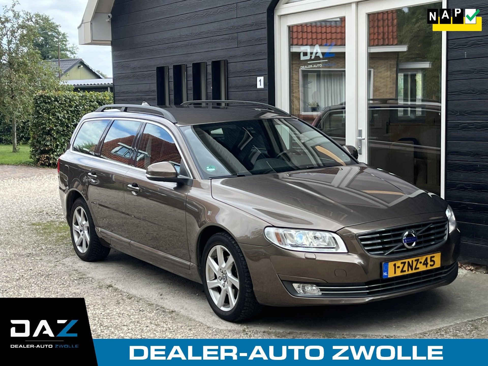 Volvo V70 1.6 T4 Nordic+ Aut/Ecc/Leer/Navi/Trekhaak, Zwart, 4 cilinders, Bruin, 179 pk