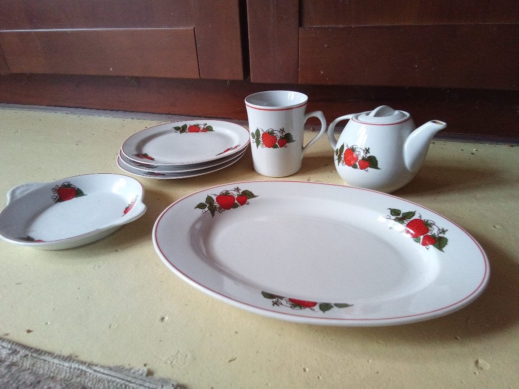 Servies set, aardbeien print, Huis en Inrichting, Ophalen of Verzenden, Zo goed als nieuw, Porselein, Overige stijlen