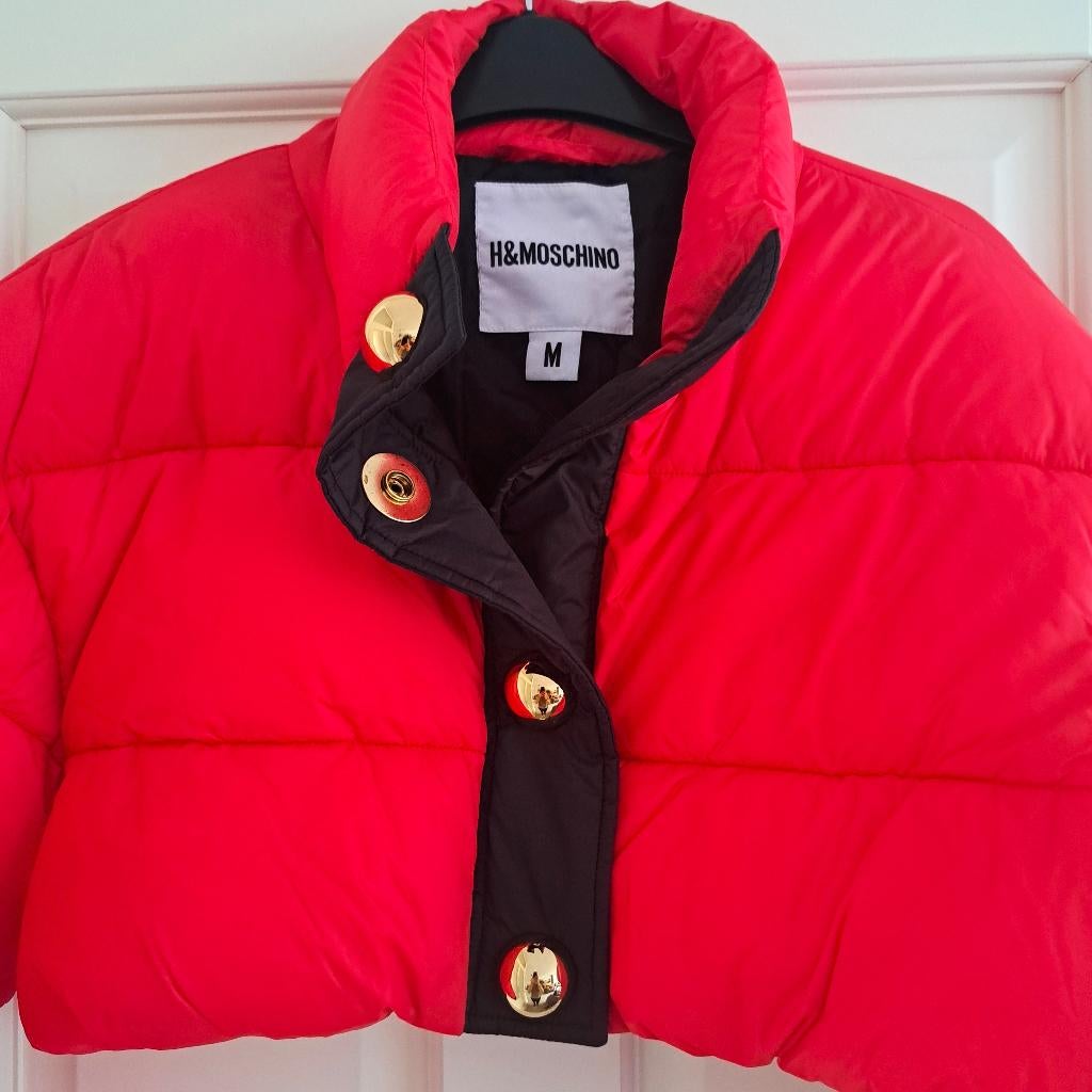 Moschino x H&M cropped puffer jacket knal rood M nr 49831, Maat 38/40 (M), ., Zo goed als nieuw, Moschino