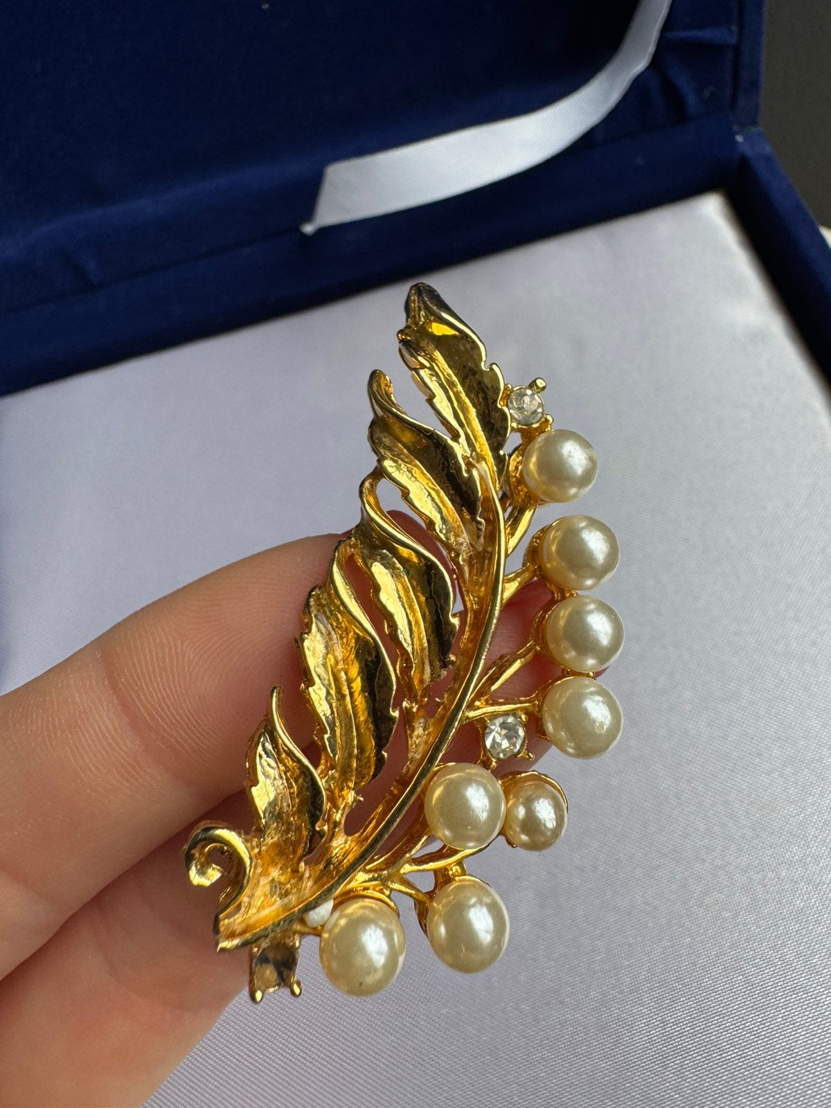 Richelieu Brooch Faux Pearl Gold Tone . Signed, Verzenden, Zo goed als nieuw, Goud, Overige materialen
