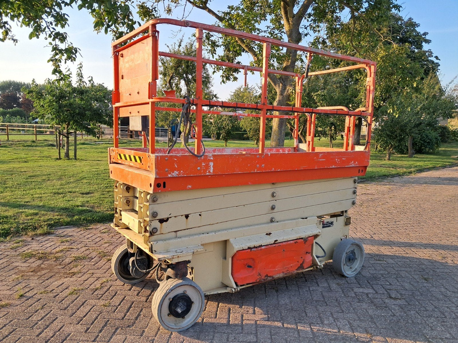 JLG 3246 es schaarhoogwerker, 11.5 meter werkhoogte, Ophalen