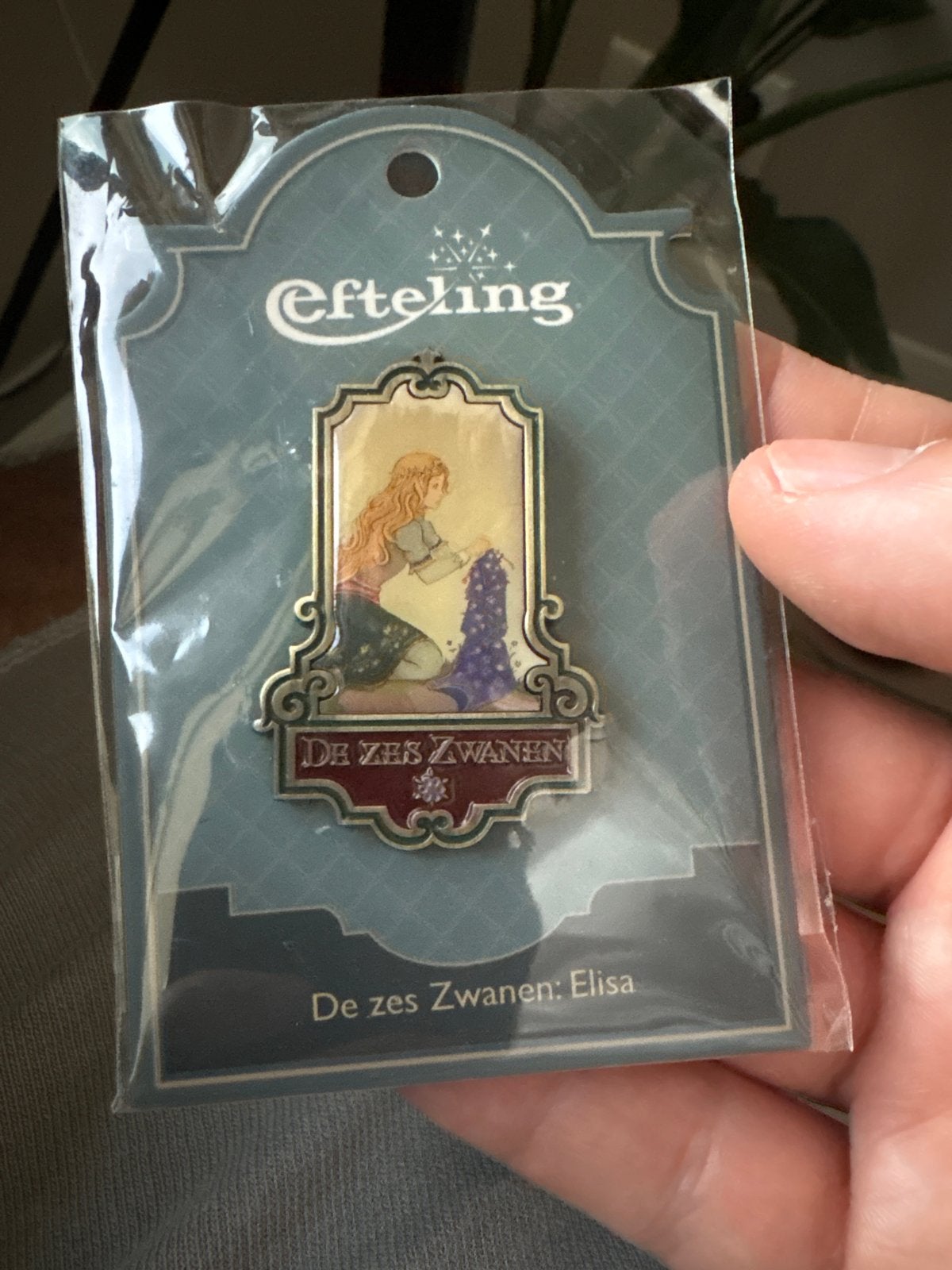 Efteling De Zes Zwanen Elisa pin - Nieuw in verpakking, Ophalen, Nieuw, Button of Speldje