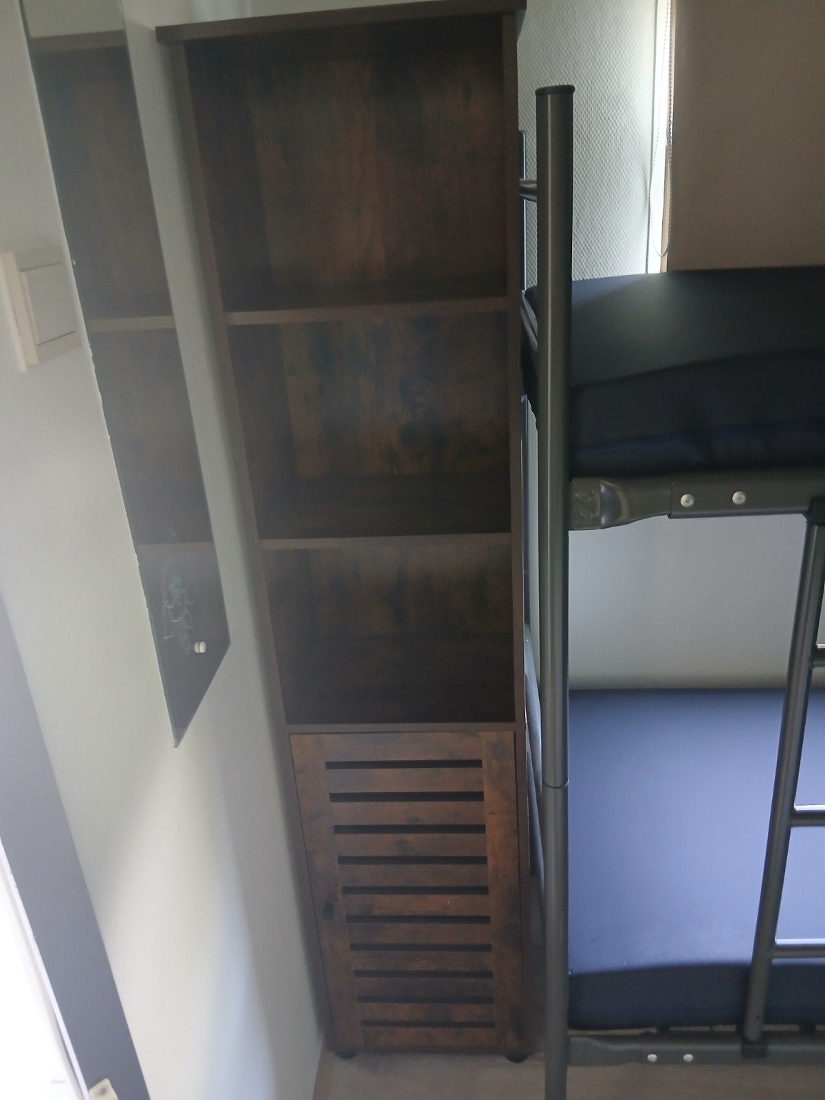 Bedden en kast inclusief nieuwe matrassen caravan., Ophalen