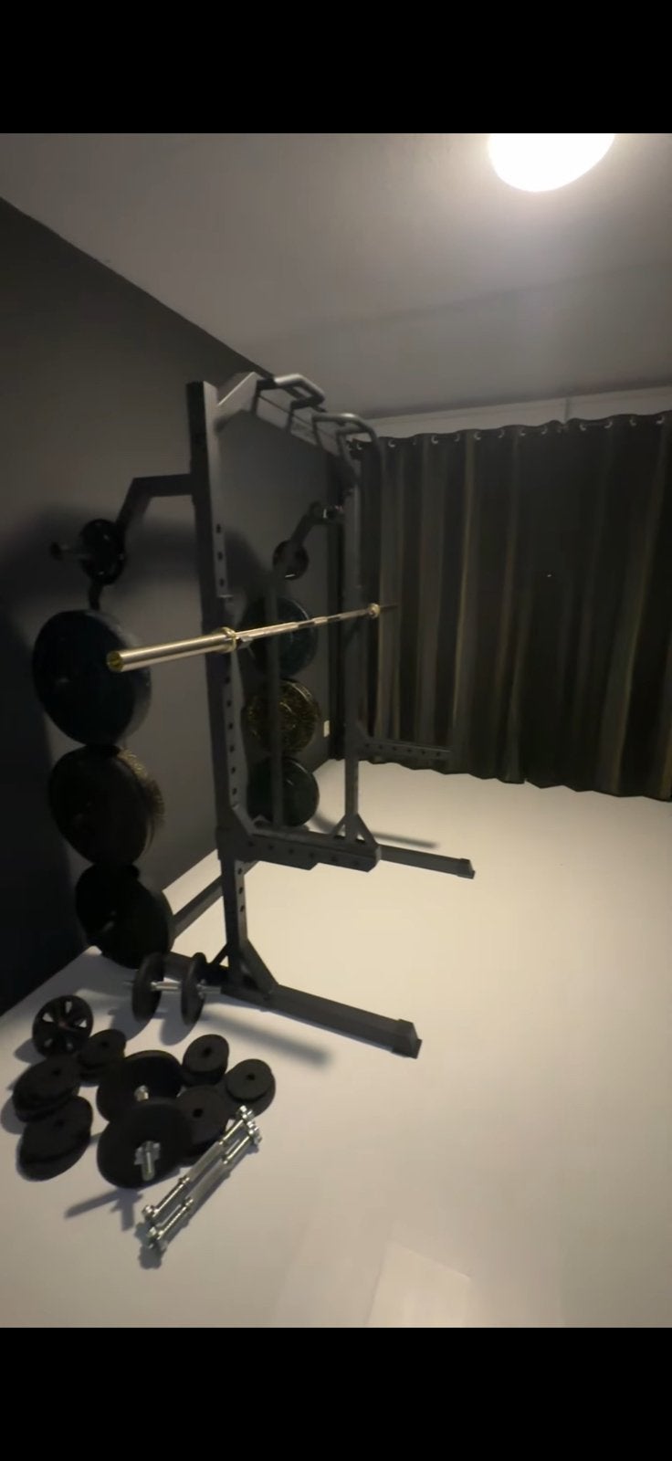 Half rack, barbell, bumperplates & verstelbare fitnessbank, Ophalen, Zo goed als nieuw, Krachtstation