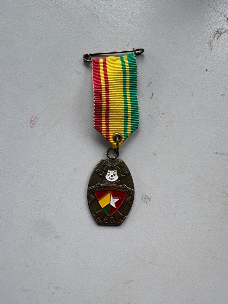 Oude carnavalsmedaille Mestreech 1988 met lint, maastricht, Verzenden, Overige materialen