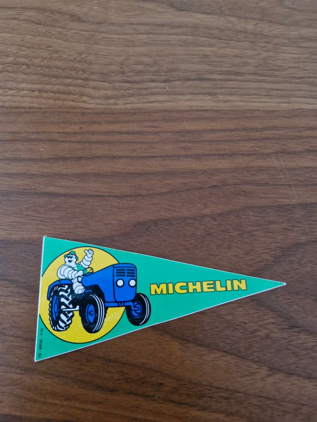 214 Vintage Michelin Sticker - Bibendum op Tractor, Ophalen of Verzenden, Zo goed als nieuw, Merk