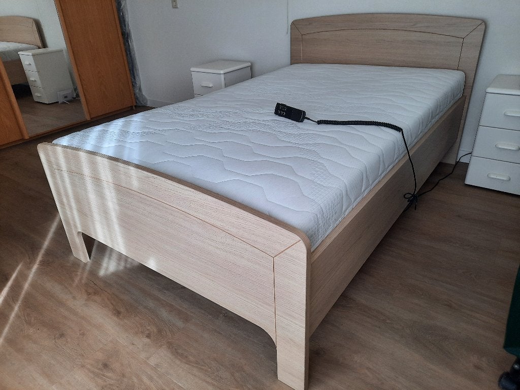 Seniorenbed met matras, Huis en Inrichting, Ophalen, Zo goed als nieuw, Twijfelaar, 120 cm