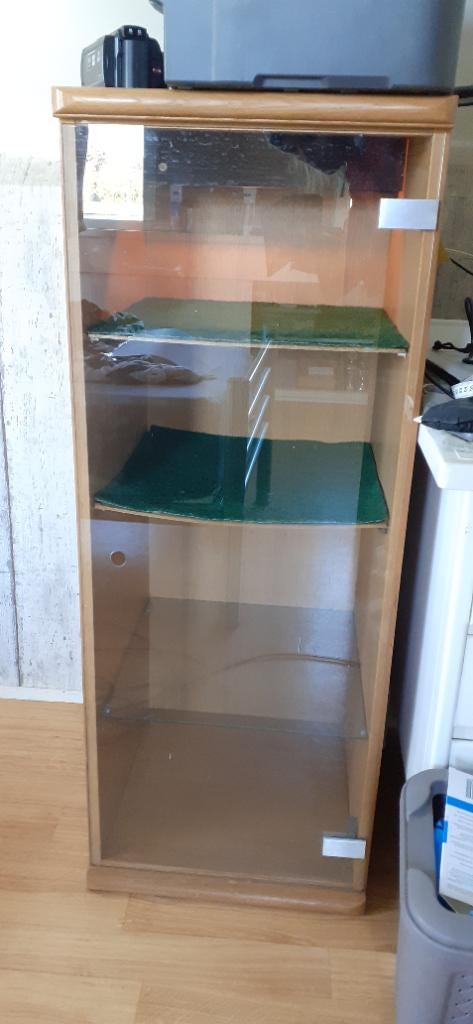 Te koop vitrine kast Gratis, Huis en Inrichting, Kasten | Vitrinekasten, Ophalen, Met plank(en), Minder dan 50 cm, Gebruikt