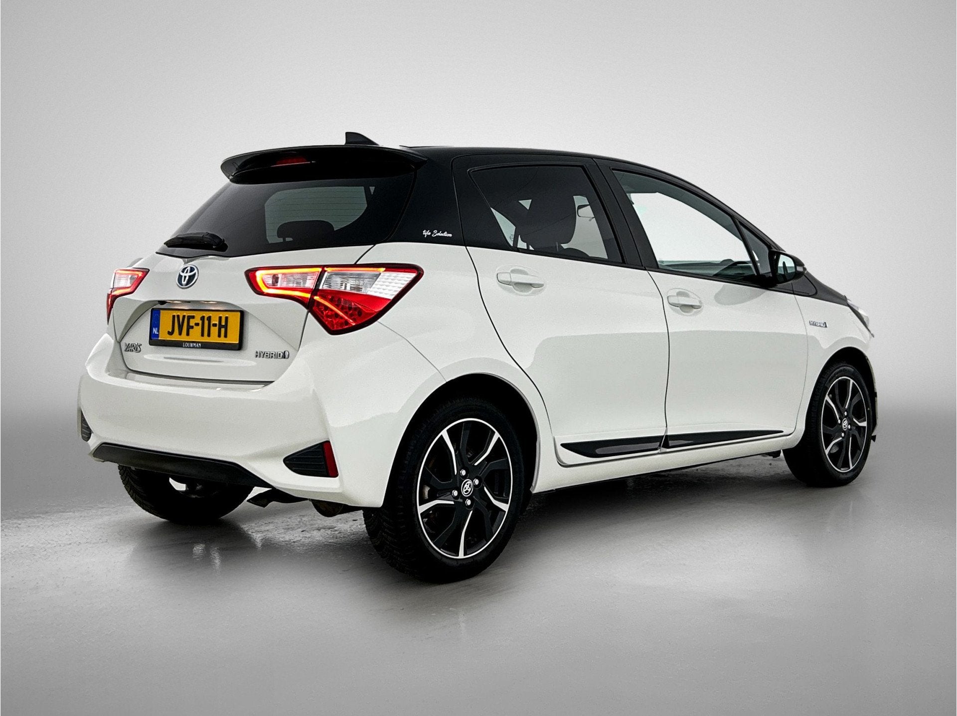 Toyota Yaris 1.5 Hybrid Bi-Tone | Carplay | Camera | 16" LMV, 12 maanden, Gebruikt, 4 cilinders, Wit