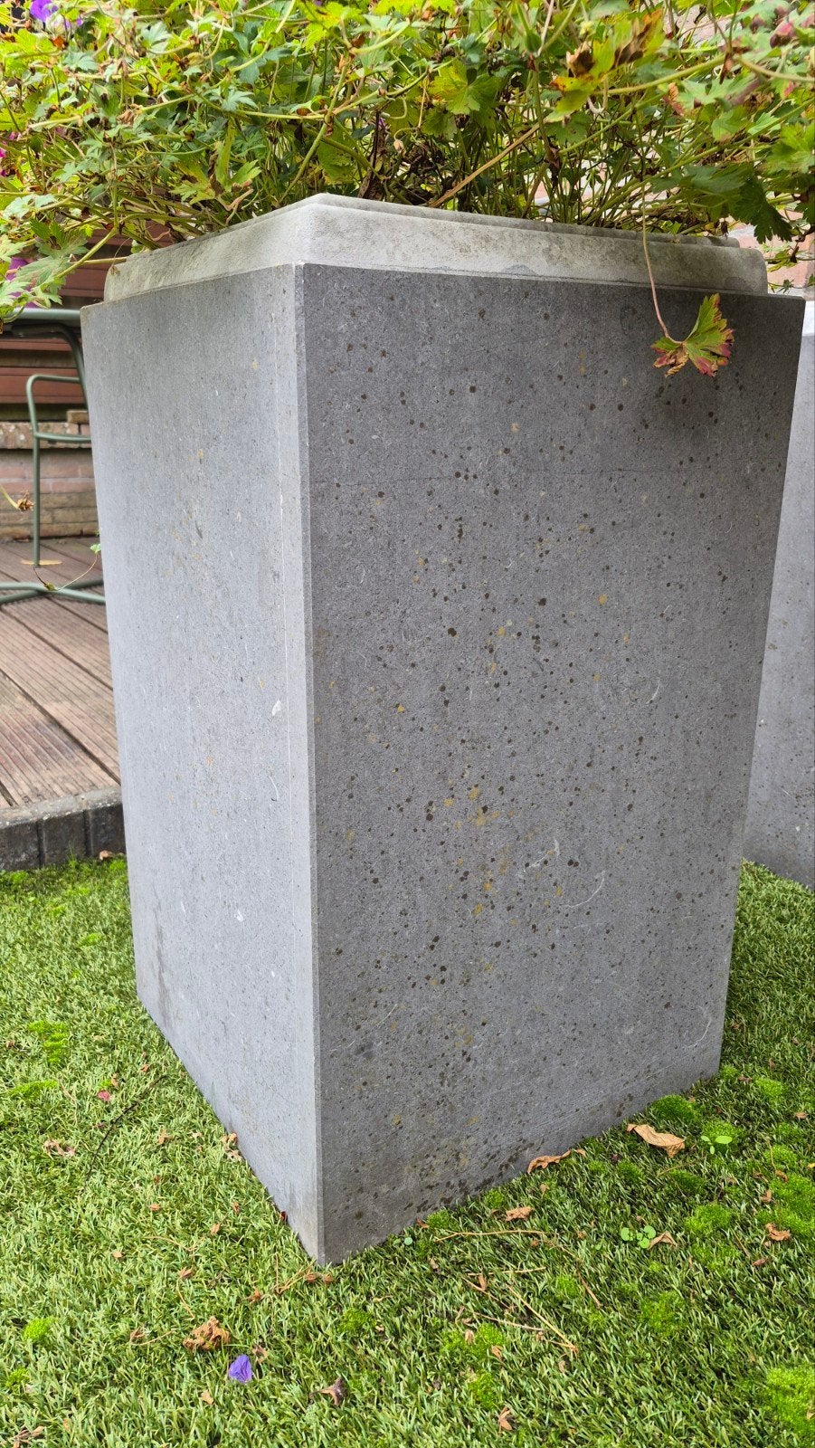 Twee natuurstenen plantenbakken van Belgisch hardsteen, Tuin en Terras, Ophalen, Steen, Gebruikt, 40 cm of meer