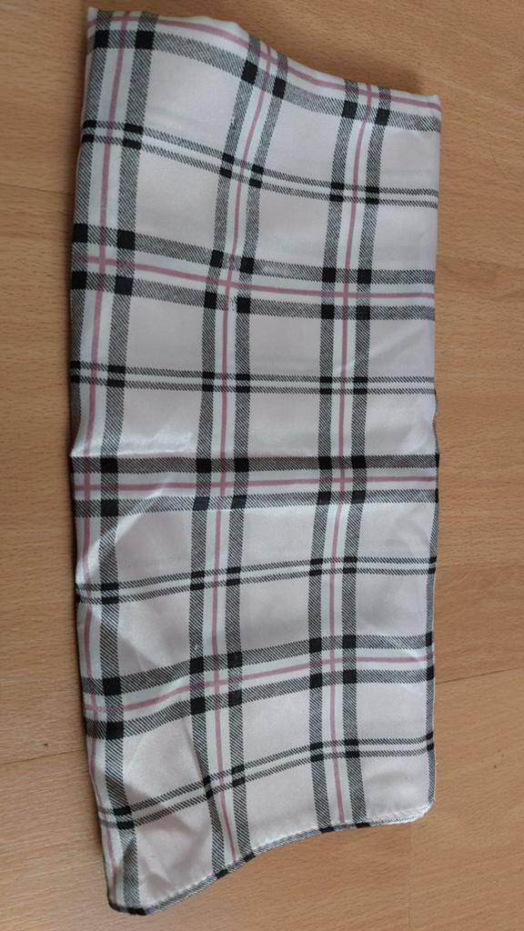 Te koop ruit sjaal vanderbilt, Kleding | Dames, Mutsen, Sjaals en Handschoenen, Ophalen of Verzenden, Zo goed als nieuw, Maat 46/48 (XL) of groter