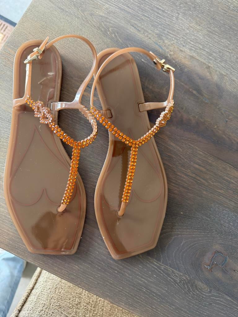 Menghi slippers met bruine strass steentjes, Slippers, Bruin, Nieuw, Ophalen of Verzenden