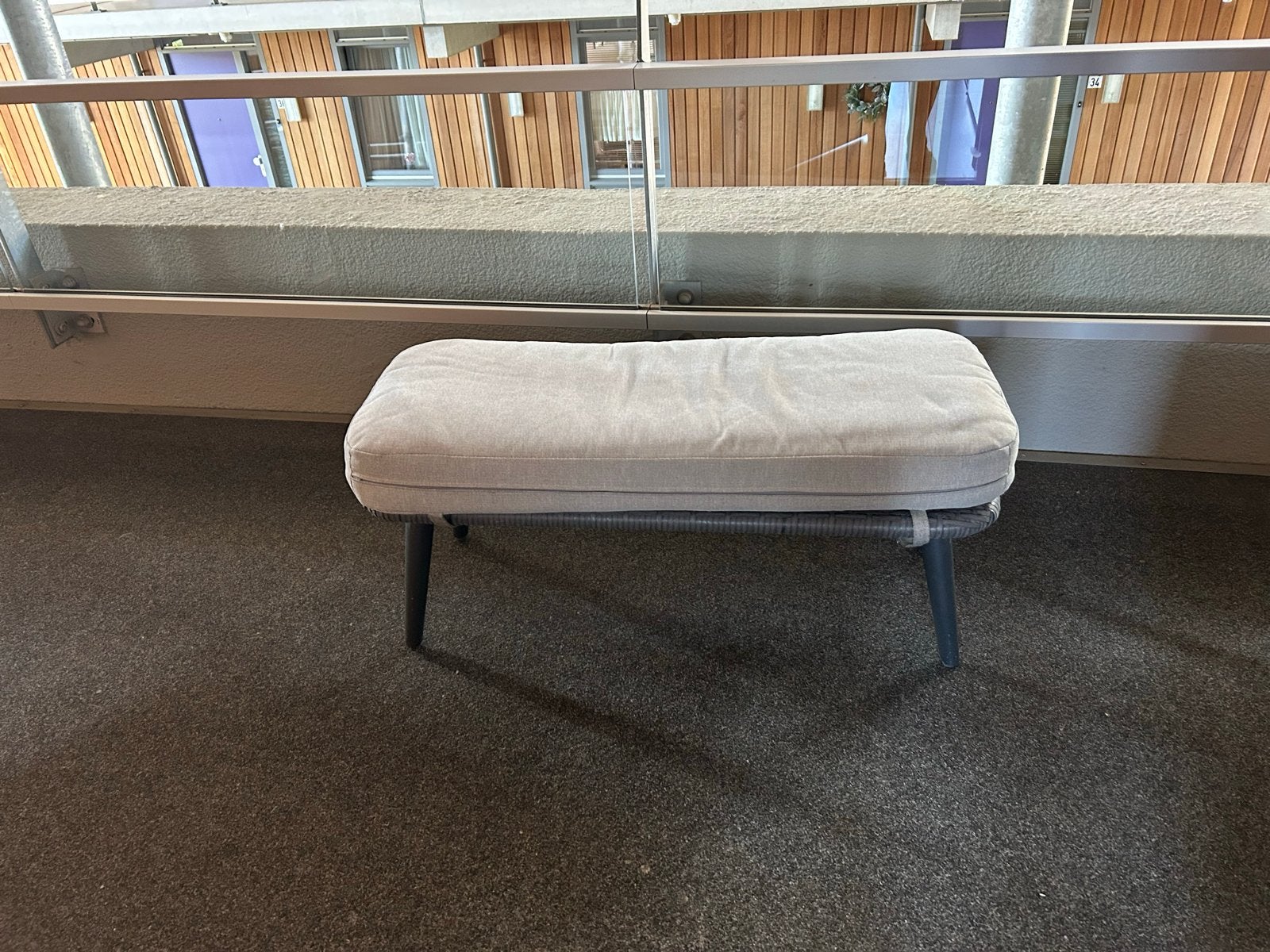 Comfortabele voetenbank/poef voor binnen en buiten, Kunststof, Zo goed als nieuw, Rechthoekig, 50 tot 75 cm