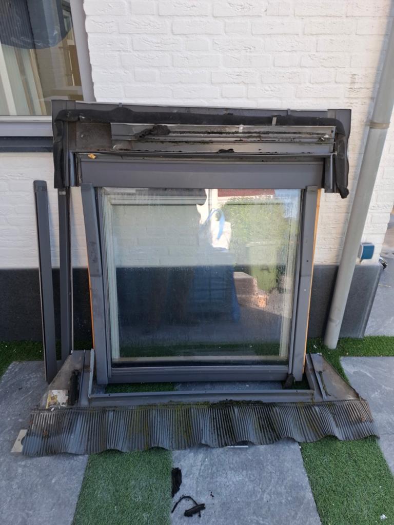 Velux dakraam 114x118 met gootstukken en rolgordijn, Doe-het-zelf en Verbouw, Glas en Ramen, Gebruikt, 80 tot 120 cm, 80 tot 120 cm